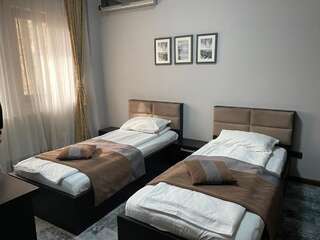 Отель Hotel Yarus Плоешти Двухместный номер с 1 кроватью или 2 отдельными кроватями-1